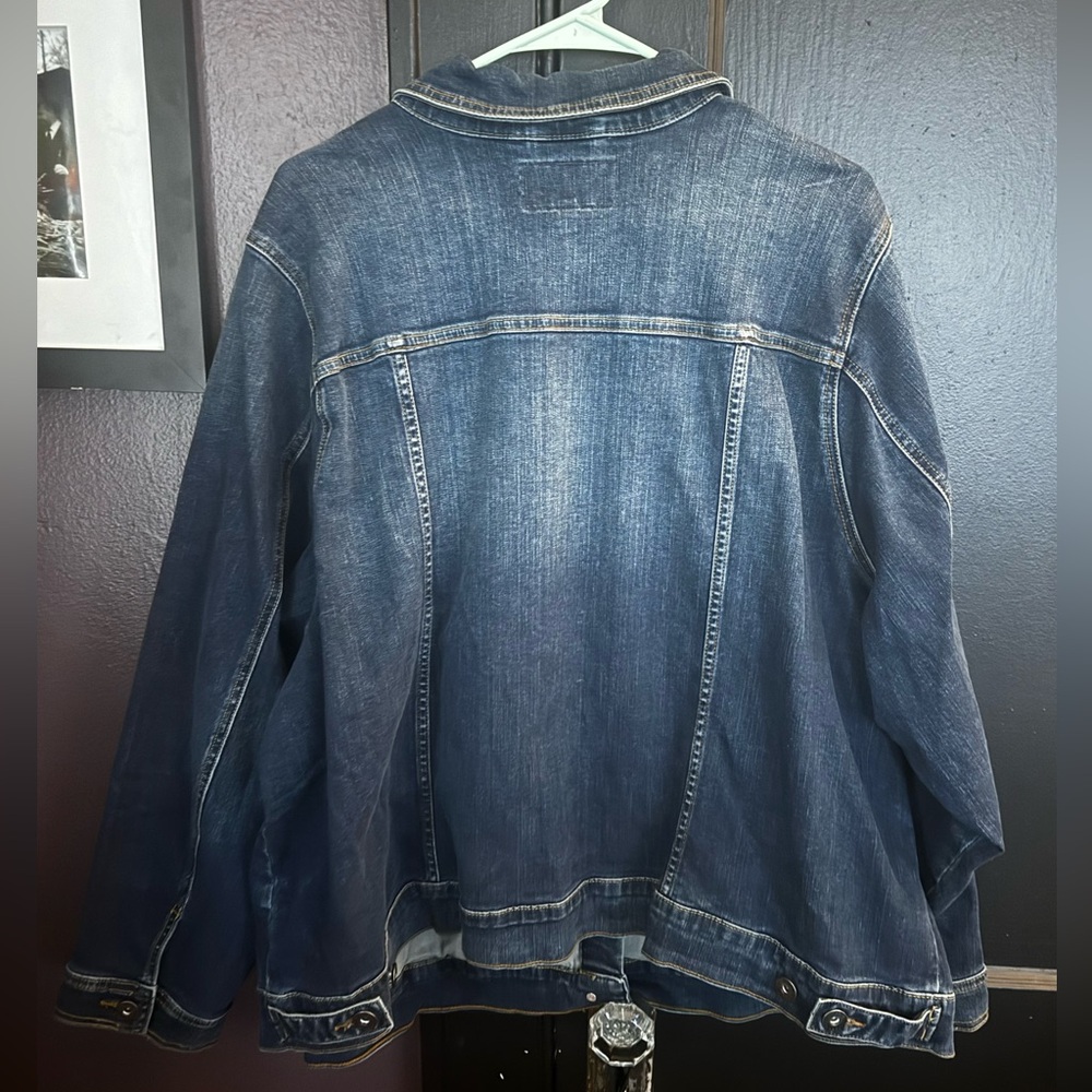 NWT Torrid Denim Trucker Jacket - Medium Wash - Picture 4 of 9